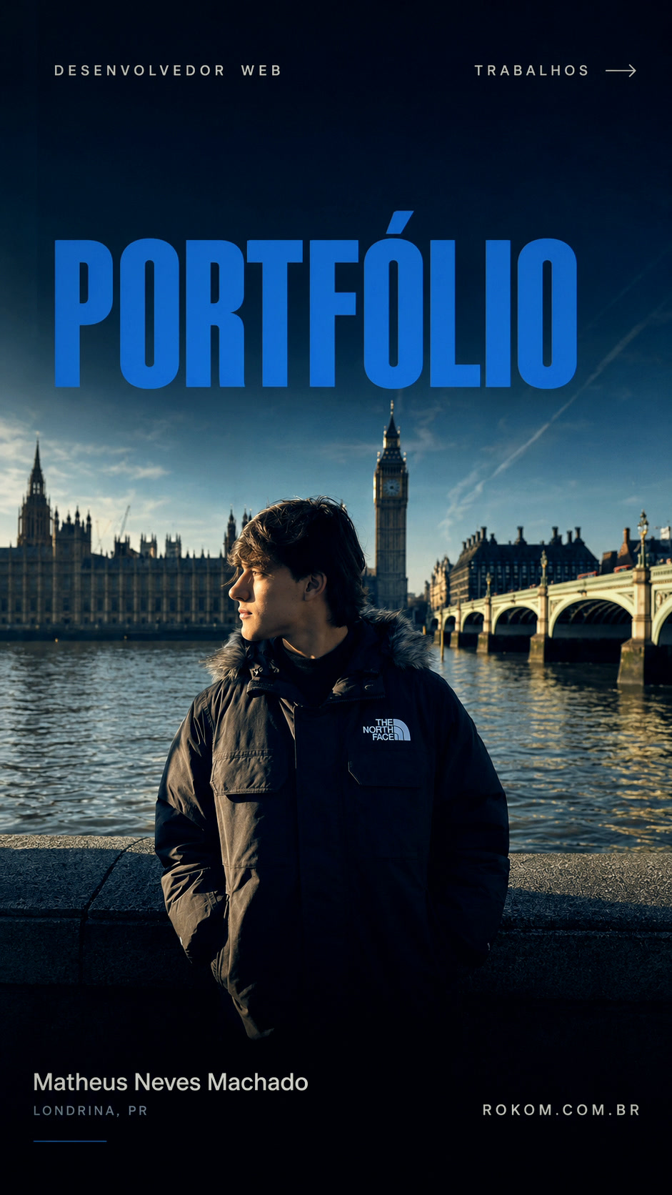 Matheus Neves Machado em Londres, na frente da palavra Portfólio